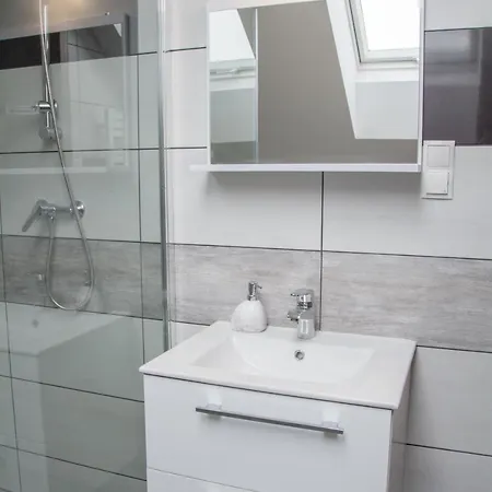 Checz Goscinna- Pokoje,sauna,jacuzzi, Sala Konferencyjna ホームステイ Grzybno